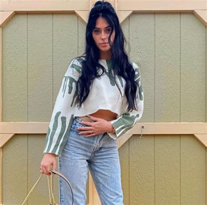 Understanding Camila Araujo's Online Presence and Erome